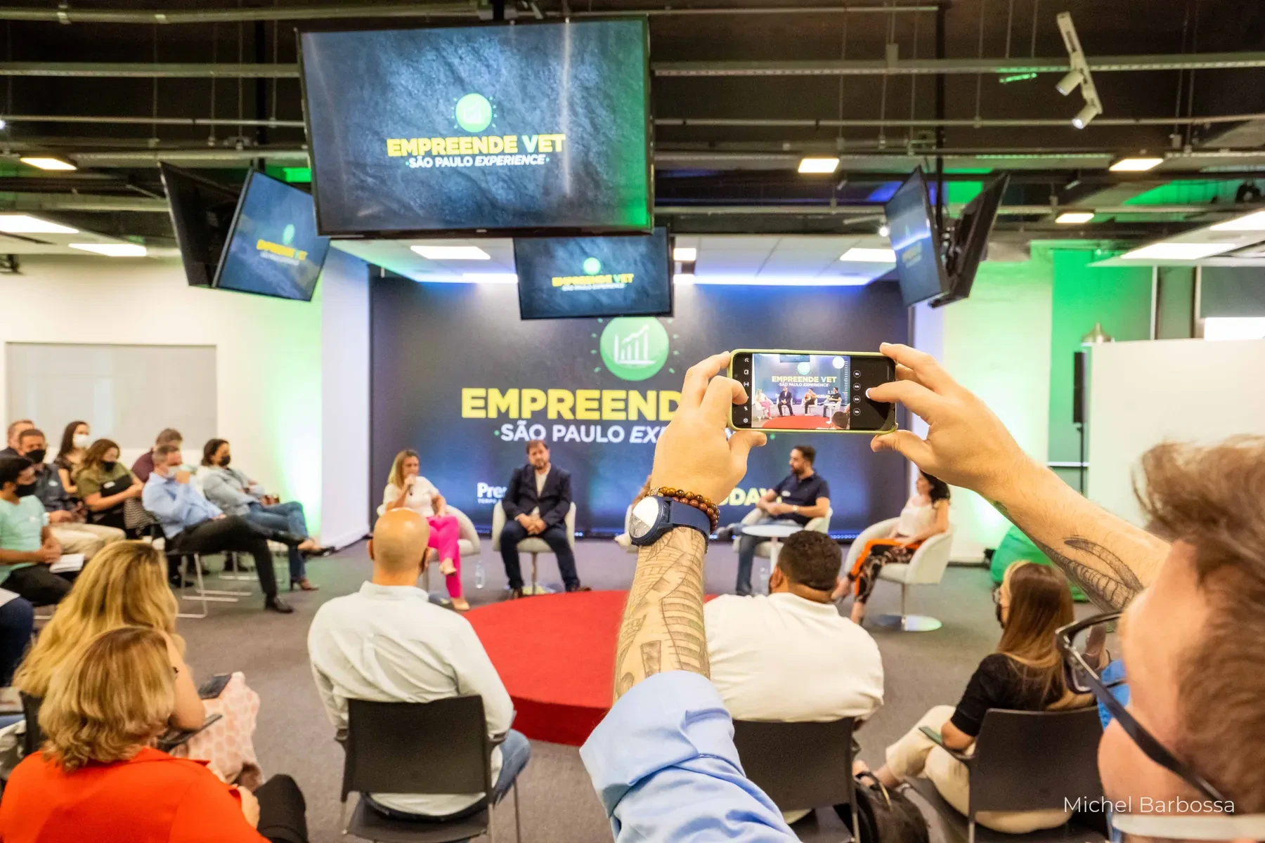 Plateia acompanhando um painel no Evento EmpreendeVet, em São Paulo
