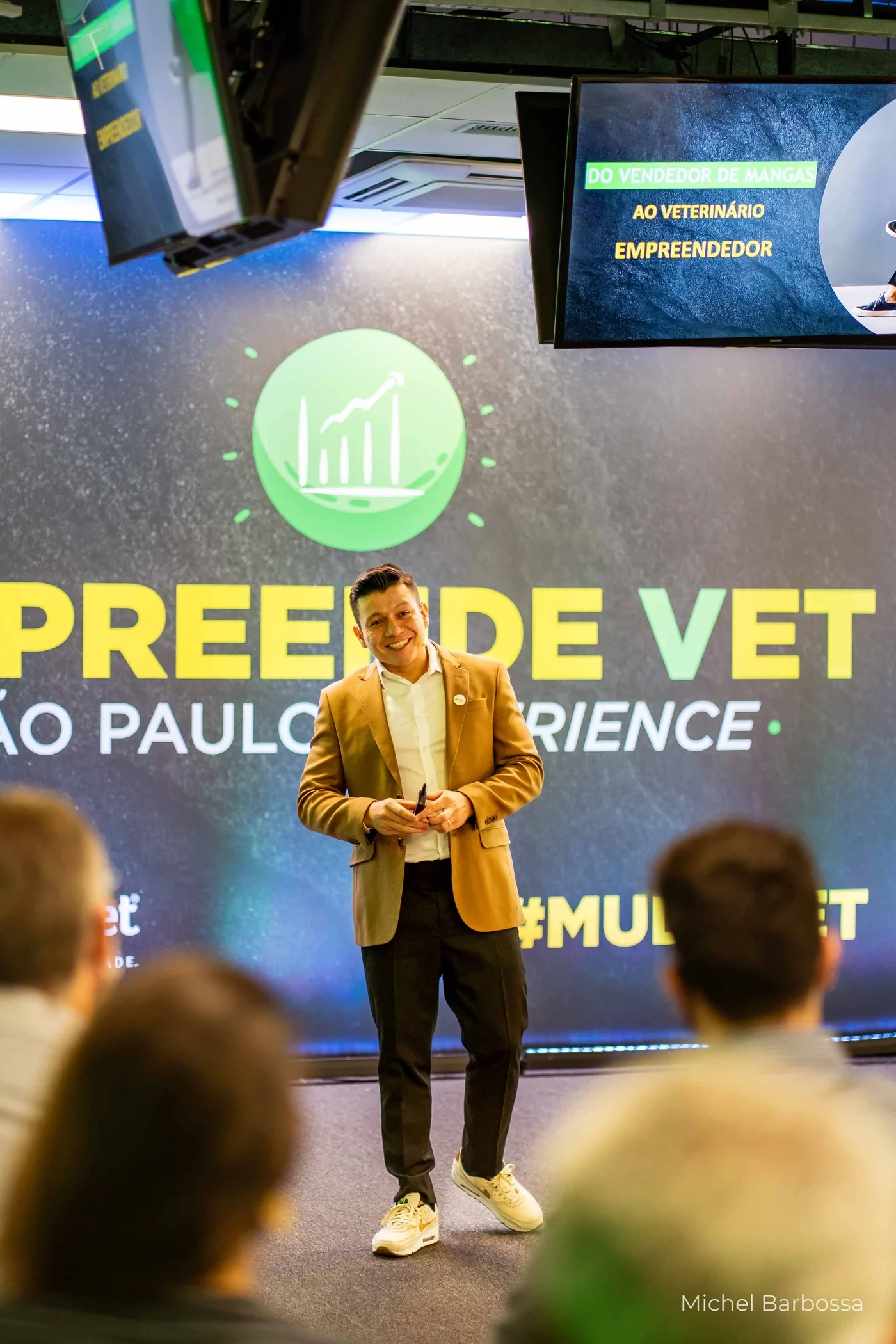 Gustavo Roland no palco do Evento EmpreendeVet